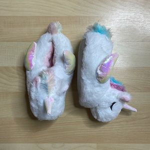 Toddler Unicorn sleep/lounge wear slippers. Faux fur size 4/5